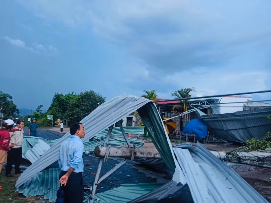 Chính quyền xã Chư Rcăm kiểm tra tình hình thiệt hại tại các thôn, buôn trên địa bàn xã. Ảnh: Người dân cung cấp