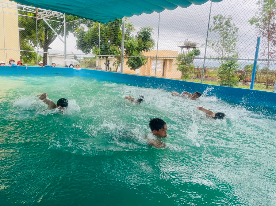 Kết thúc phần thực hành, các em học sinh thi đấu nội dung bơi tự do tại hồ bơi nhân tạo Trường THCS Trường Chinh. Ảnh: Vũ Chi