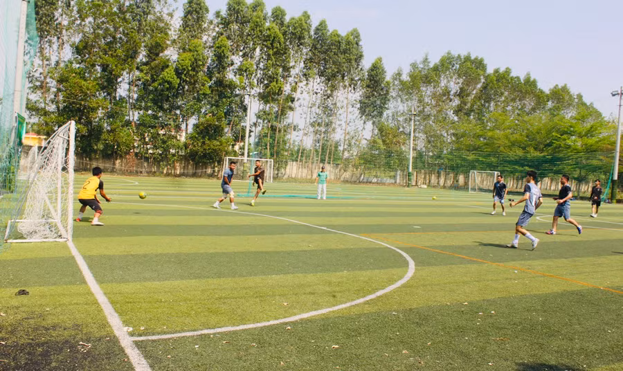 Mặc dù thời tiết khá nắng nóng song các cầu thủ đều thi đấu với quyết tâm cao. Ảnh: Vũ Chi