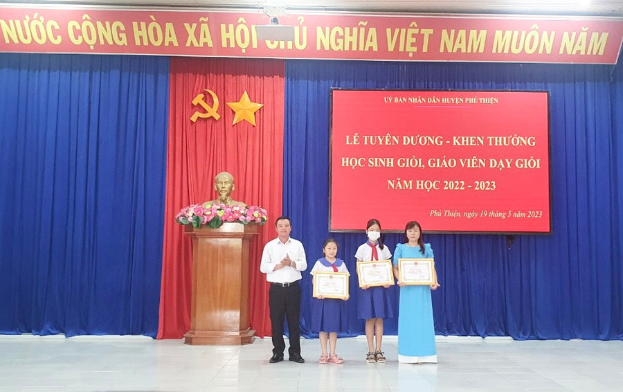 Phó Bí thư Thường trực Huyện ủy Vũ Hồng Duy trao giấy khen cho giáo viên và học sinh đạt giải tại các hội thi cấp quốc gia. Ảnh: Hoa Mai Phó Bí thư Thường trực Huyện ủy Vũ Hồng Duy trao giấy khen cho giáo viên và học sinh đạt giải tại các hội thi cấp quốc gia. Ảnh: Hoa Mai