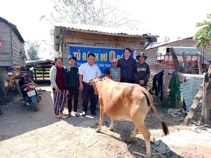 Đại diện Tủ bánh mì 0 đồng trao sinh kế cho 3 học sinh mồ côi Trường Tiểu học và THCS Đinh Núp. Ảnh: Vũ Chi Đại diện Tủ bánh mì 0 đồng trao sinh kế cho 3 học sinh mồ côi Trường Tiểu học và THCS Đinh Núp. Ảnh: Vũ Chi