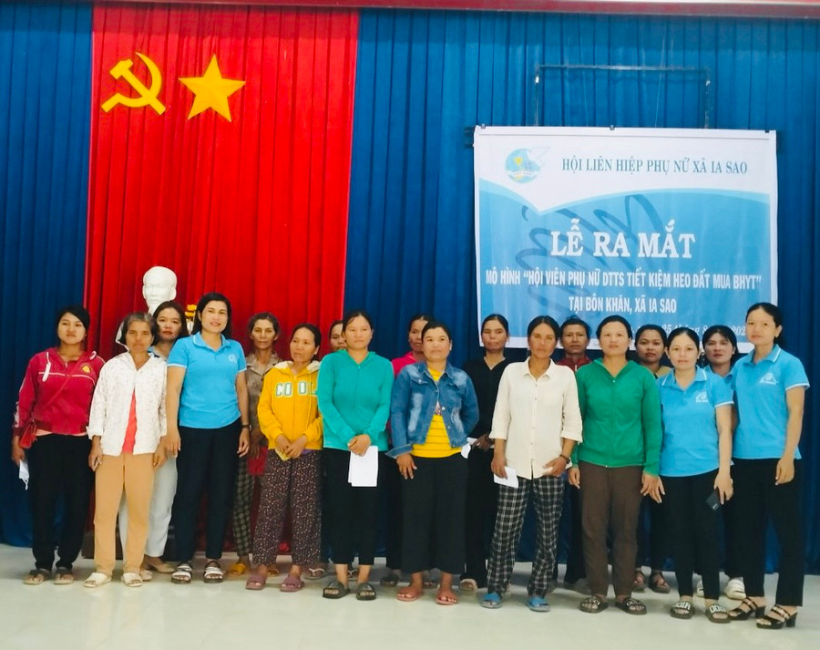 Ra mắt mô hình “Hội viên phụ nữ tiết kiệm tiền nuôi heo đất mua BHYT” tại buôn Khăn (xã Ia Sao, thị xã Ayun Pa). Ảnh: Vũ Chi