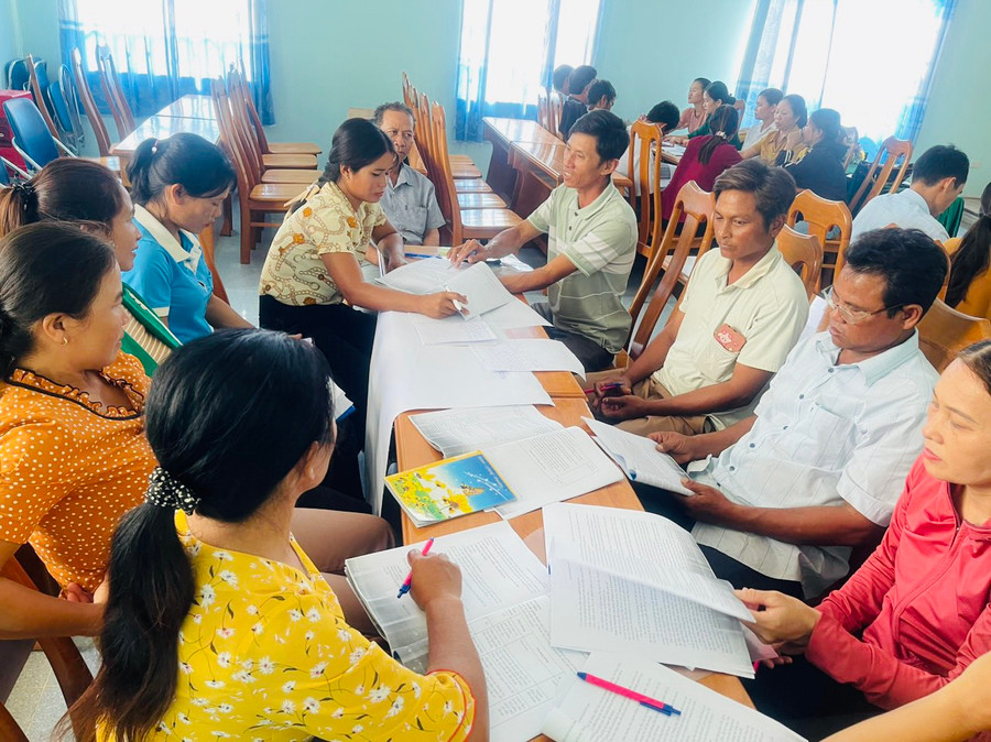 Các thành viên lớp tập huấn thảo luận theo nhóm. Ảnh: Nguyên Hương