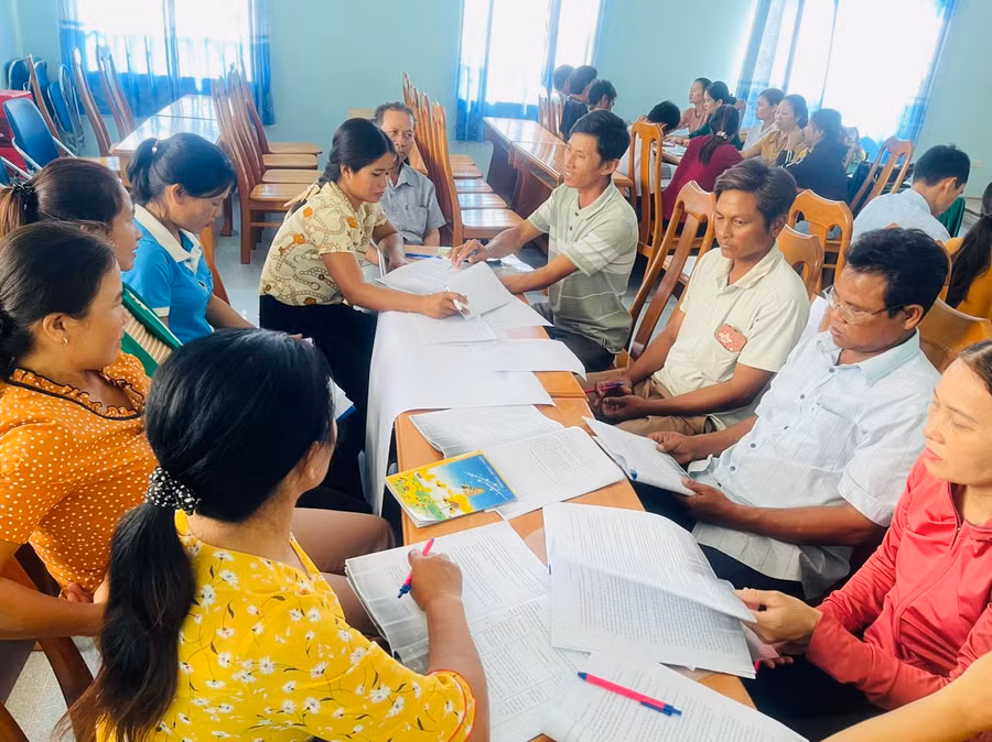 Các thành viên lớp tập huấn thảo luận theo nhóm. Ảnh: Nguyên Hương