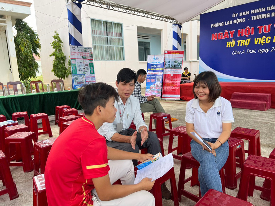 Sau khi được giới thiệu chung về nhu cầu tuyển sinh, tuyển dụng của các đơn vị, doanh nghiệp, người lao động có nhu cầu được tư vấn trực tiếp để lựa chọn ngành nghề phù hợp. Ảnh: Vũ Chi Sau khi được giới thiệu chung về nhu cầu tuyển sinh, tuyển dụng của các đơn vị, doanh nghiệp, người lao động có nhu cầu được tư vấn trực tiếp để lựa chọn ngành nghề phù hợp. Ảnh: Vũ Chi