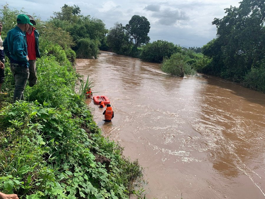 Lực lượng chức năng tổ chức tìm kiếm nạn nhân dọc suối Ia Hiao. Ảnh: Vũ Chi Lực lượng chức năng tổ chức tìm kiếm nạn nhân dọc suối Ia Hiao. Ảnh: Vũ Chi