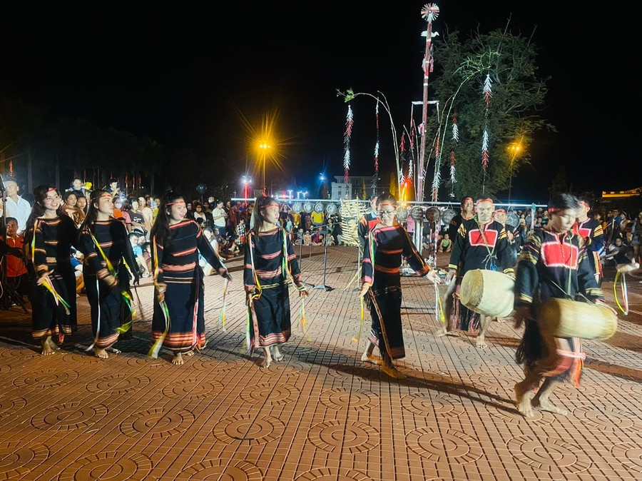 Đoàn nghệ nhân phường Đoàn Kết trình diễn cồng chiêng tại Quảng trường 19/33 thị xã. Ảnh: Vũ Chi Đoàn nghệ nhân phường Đoàn Kết trình diễn cồng chiêng tại Quảng trường 19/33 thị xã. Ảnh: Vũ Chi