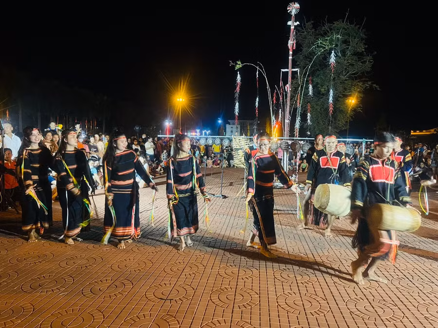 Đoàn nghệ nhân phường Đoàn Kết trình diễn cồng chiêng tại Quảng trường 19/33 thị xã. Ảnh: Vũ Chi