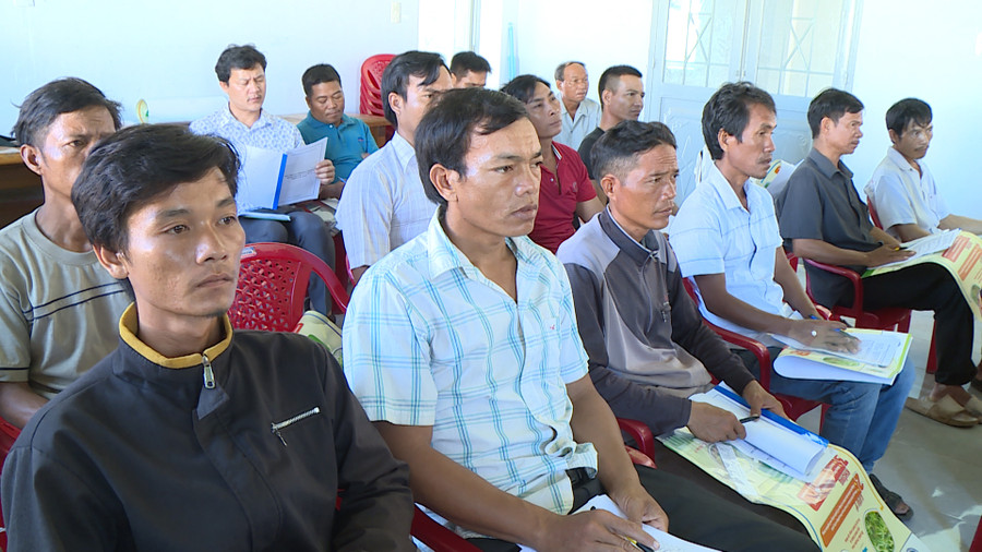 40 hội viên nông dân xã Ia Rsươm tham gia tập huấn kỹ thuật phòng, chống bệnh khảm lá virut trên cây mì. Ảnh: Sơn Trung 40 hội viên nông dân xã Ia Rsươm tham gia tập huấn kỹ thuật phòng, chống bệnh khảm lá virut trên cây mì. Ảnh: Sơn Trung
