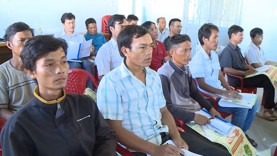 40 hội viên nông dân xã Ia Rsươm tham gia tập huấn kỹ thuật phòng, chống bệnh khảm lá virut trên cây mì. Ảnh: Sơn Trung