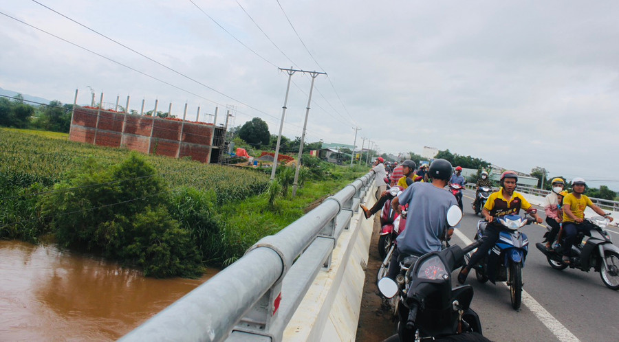 Nhiều người dân hiếu kỳ tập trung trên cầu Ia Hiao theo dõi lực lượng chức năng tìm kiếm cứu nạn. Ảnh: Vũ Chi Nhiều người dân hiếu kỳ tập trung trên cầu Ia Hiao theo dõi lực lượng chức năng tìm kiếm cứu nạn. Ảnh: Vũ Chi