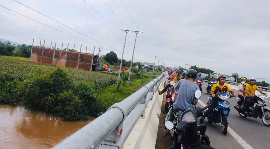 Nhiều người dân hiếu kỳ tập trung trên cầu Ia Hiao theo dõi lực lượng chức năng tìm kiếm cứu nạn. Ảnh: Vũ Chi