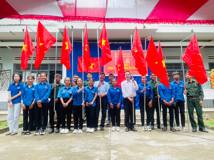 Lễ ra mắt công trình Đường cờ Tổ quốc tại xã Ia Kdăm. Ảnh: Vũ Chi