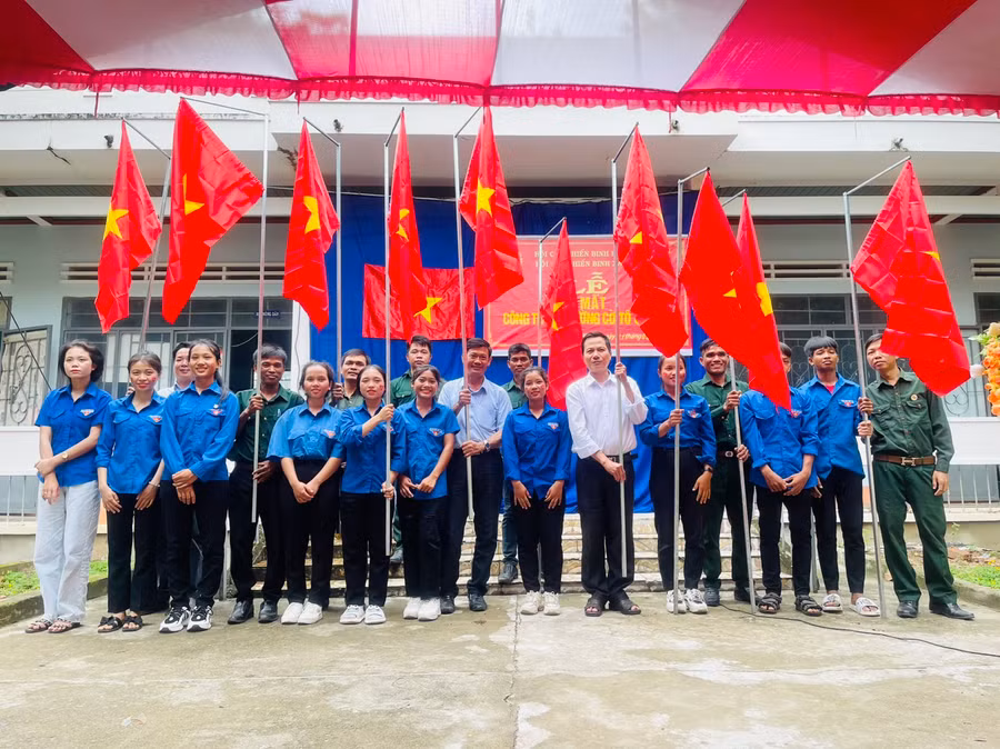 Lễ ra mắt công trình Đường cờ Tổ quốc tại xã Ia Kdăm. Ảnh: Vũ Chi