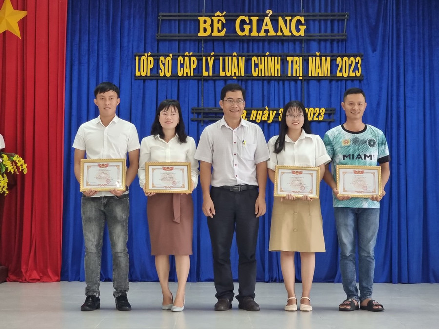 4 học viên được biểu dương tại lễ bế giảng lớp sơ cấp lý luận chính trị năm 2023 huyện Ia Pa. Ảnh: Huỳnh Thúy