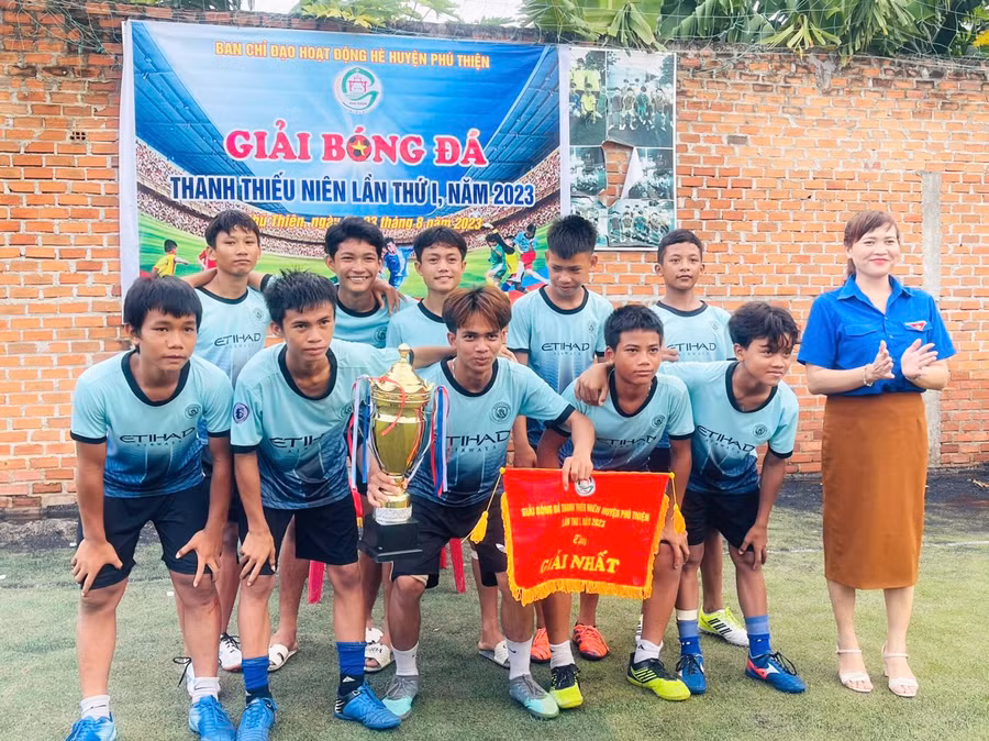 Đội bóng đá thanh thiếu niên xã Ia Piar xuất sắc giành chức vô địch. Ảnh: Vũ Chi