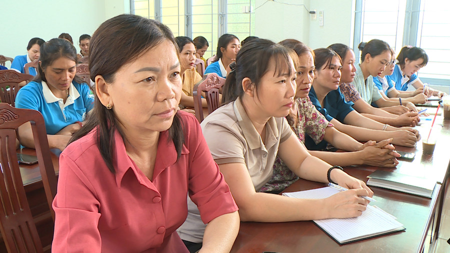 Hơn 100 cán bộ, hội viên phụ nữ nòng cốt huyện Krông Pa tham gia tập huấn. Ảnh: Sơn Trung Hơn 100 cán bộ, hội viên phụ nữ nòng cốt huyện Krông Pa tham gia tập huấn. Ảnh: Sơn Trung