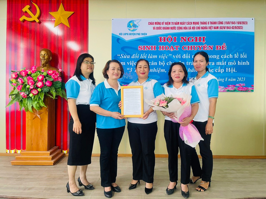 Ra mắt Ban chủ nhiệm mô hình “3 trách nhiệm, 3 đồng hành cùng cơ sở”. Ảnh: Vũ Chi