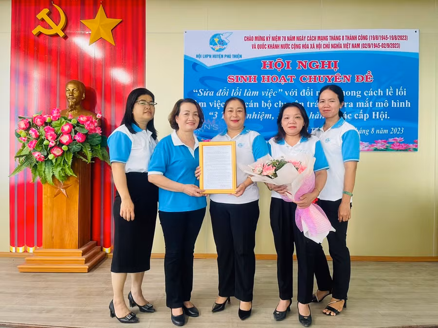 Ra mắt Ban chủ nhiệm mô hình “3 trách nhiệm, 3 đồng hành cùng cơ sở”. Ảnh: Vũ Chi