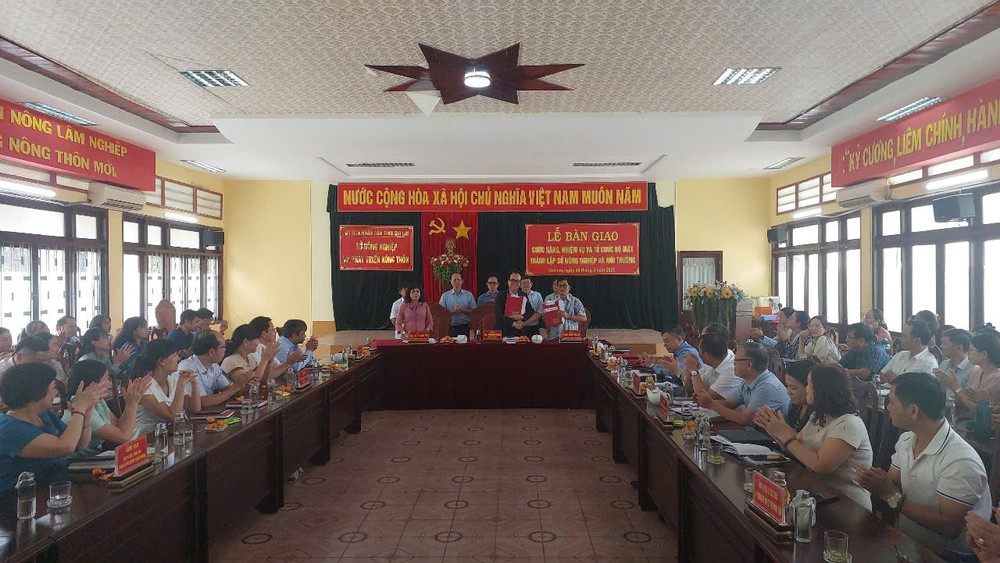 Bàn giao chức năng, nhiệm vụ tổ chức bộ máy thành lập Sở Nông nghiệp và Môi trường. Ảnh: Nguyễn Diệp z6386666820534-f7585ef57d045fa5faa964bc6cdc285b.jpg