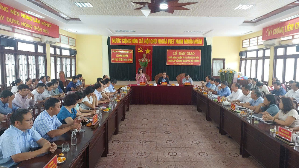 Quang cảnh Lễ bàn giao chức năng, nhiệm vụ tổ chức bộ máy thành lập Sở Nông nghiệp và Môi trường Gia Lai. Ảnh: Nguyễn Diệp z6386666905342-609344f2cf14b4c1a64019ad9daf1615.jpg