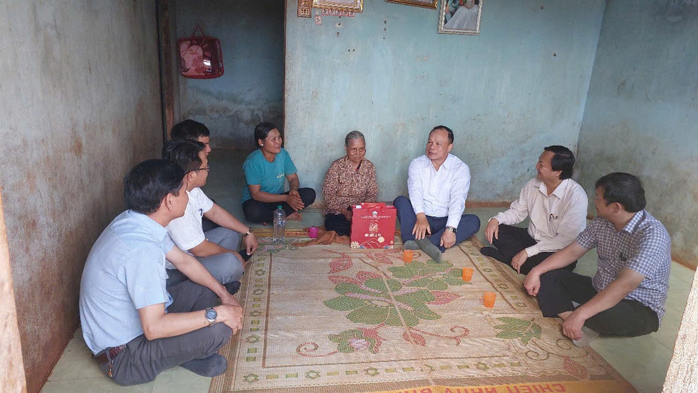 Thăm, tặng quà gia đình có công cách mạng tại xã Ia Dreng (huyện Chư Pưh). Ảnh: Nguyễn Diệp z6399166322583-24bedf48e1bec47830db7ae7eeaa6f3f.jpg
