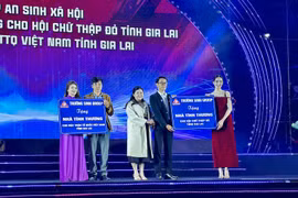 Trường Sinh Group trao tặng 2 căn nhà tình thương cho các hoàn cảnh khó khăn thông qua Hội Chữ thập đỏ tỉnh và Ủy ban Mặt trận Tổ quốc Việt Nam tỉnh. Ảnh: Hà Duy