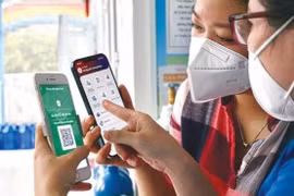 Sổ sức khỏe điện tử được tích hợp trên ứng dụng VneID giúp các cơ sở y tế chia sẻ dữ liệu sức khỏe của bệnh nhân dễ dàng. Ảnh minh họa.