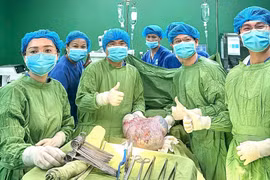 Các bác sĩ vui mừng khi cắt bỏ thành công khối u quái buồng trứng nặng 7 kg cho bệnh nhân người Campuchia. Ảnh: ĐVCC