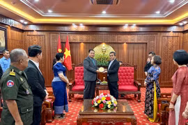 Đồng chí Hồ Văn Niên-Bí thư Tỉnh ủy, Chủ tịch HĐND tỉnh tặng quà lưu niệm cho Ngài Sor Soputra-Tỉnh trưởng tỉnh Stung Treng (Vương quốc Campuchia). Ảnh Hà Duy