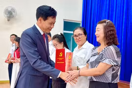 PGS. TS. Hoàng Phúc Lâm-Phó Bí thư Đảng ủy, Phó Giám đốc Học viện Chính trị Quốc gia Hồ Chí Minh trao chứng nhận cho các học viên. Ảnh: Hà Duy