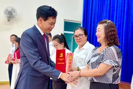PGS. TS. Hoàng Phúc Lâm-Phó Bí thư Đảng ủy, Phó Giám đốc Học viện Chính trị Quốc gia Hồ Chí Minh trao chứng nhận cho các học viên. Ảnh: Hà Duy