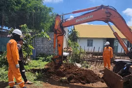 Công ty Điện lực Gia Lai đã nhanh chóng huy động tối đa nhân lực, vật lực tập trung khắc phục hậu quả tại các khu vực bị ảnh hưởng. Ảnh: C.H