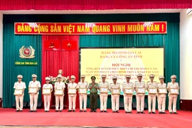 Đồng chí Bí thư Đảng uỷ, Giám đốc Công an tỉnh Rah Lan Lâm tặng Giấy khen cho các tập thể, cá nhân đã có thành tích xuất sắc trong học tập và làm theo tư tưởng, đạo đức, phong cách Hồ Chí Minh năm 2025. Ảnh: Hà Duy