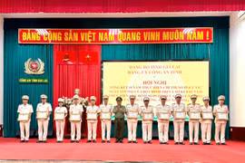 Đồng chí Bí thư Đảng uỷ, Giám đốc Công an tỉnh Rah Lan Lâm tặng Giấy khen cho các tập thể, cá nhân đã có thành tích xuất sắc trong học tập và làm theo tư tưởng, đạo đức, phong cách Hồ Chí Minh năm 2025. Ảnh: Hà Duy