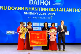 Phó Chủ tịch UBND tỉnh Nguyễn Tuấn Anh trao Cờ thi đua của UBND tỉnh cho Hội Nữ Doanh nhân tỉnh vì đã có nhiều đóng góp cho sự nghiệp xây dựng và phát triển tỉnh Gia Lai. Ảnh Hà Duy.jpg