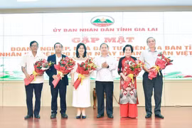 Chủ tịch UBND tỉnh Rah Lan Chung tặng hoa chúc mừng các doanh nghiệp nhân kỷ niệm 20 năm Ngày Doanh nhân Việt Nam (13-10). Ảnh Đức Thụy.