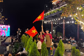 Người hâm mộ Phố núi cháy hết mình cổ vũ đội tuyển Việt Nam