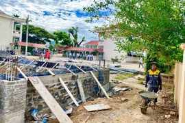 Ủy ban nhân dân tỉnh yêu cầu các đơn vị thi công ký cam kết và chịu trách nhiệm về tiến độ hoàn thành, giải ngân dự án. Ảnh: Hà Duy