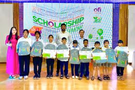 Công ty TNHH Olam chi nhánh Gia Lai trao 112 suất học bổng cho con em công nhân vượt khó học giỏi. Ảnh: Hà Duy