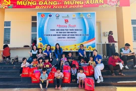 150 phần quà được trao tặng cho các em học sinh xã Đak Sơ Mei