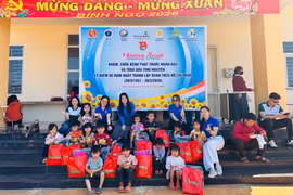 150 phần quà được trao tặng cho các em học sinh xã Đak Sơmei