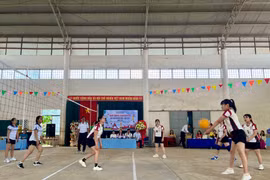 Sôi nổi giải bóng chuyền hơi nữ chào mừng 8-3 tại xã Kon Gang