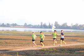 Hơn 300 VĐV tham gia chạy đồng hành khám phá làng Kép - Ia Ly.