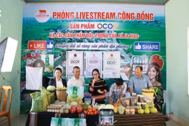 Lãnh đạo Đảng ủy, UBND xã Ia Hiao tham gia bán hàng gây quỹ cùng tổ livestream. Ảnh: ĐVCC