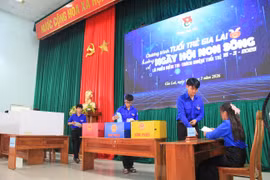 Đoàn viên xã Chư Prông tham gia thi tìm hiểu kiến thức về Ngày hội non sông.