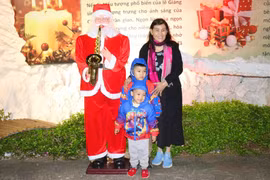 Dịp Giáng sinh năm nay, nhiều phụ huynh tranh thủ dắt con cháu đến các nhà thờ trên địa bàn thành phố để tham quan, chụp ảnh kỷ niệm”. Ảnh: Lạc Hà