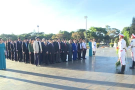 Lãnh đạo tỉnh Gia Lai dâng hoa, dâng hương Chủ tịch Hồ Chí Minh và viếng các liệt sĩ