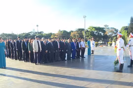 Lãnh đạo tỉnh Gia Lai dâng hoa, dâng hương Chủ tịch Hồ Chí Minh và viếng các liệt sĩ