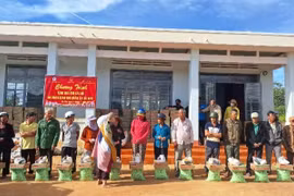 Bà con nhận quà tặng của Đoàn Sư cô Nhuận Hải tại làng C, xã Gào, TP Pleiku, tỉnh Gia Lai. Ảnh: Hoàng Cư